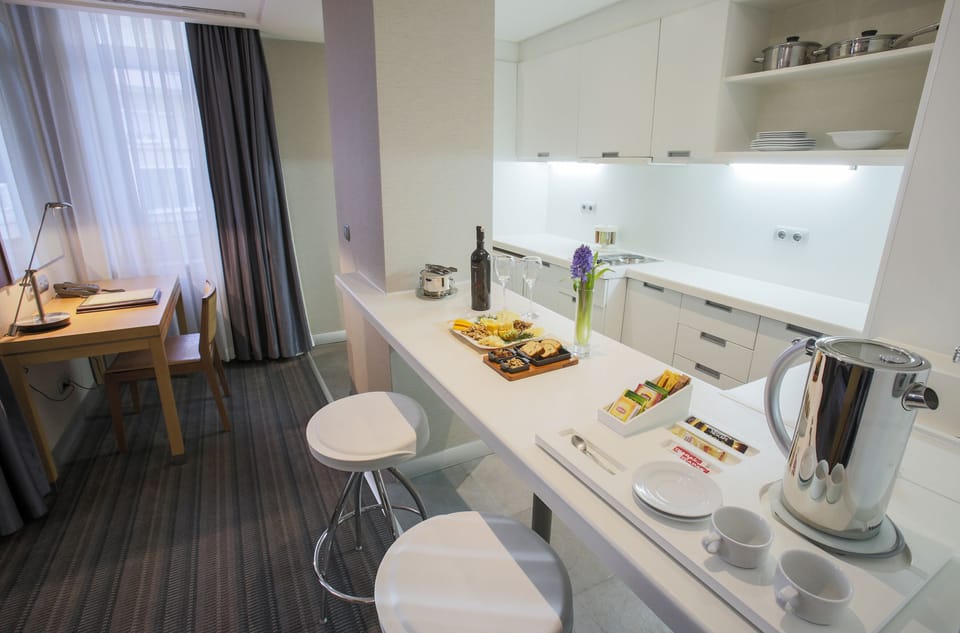 Superior Suite | Private kitchen | Stovetop, electric kettle, cookware/dishes/utensils