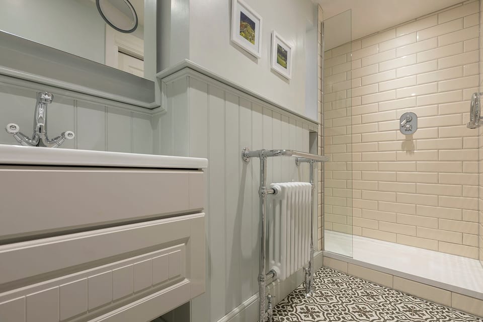 Standard Room, Garden View | Bathroom | Hair dryer, towels, soap, shampoo