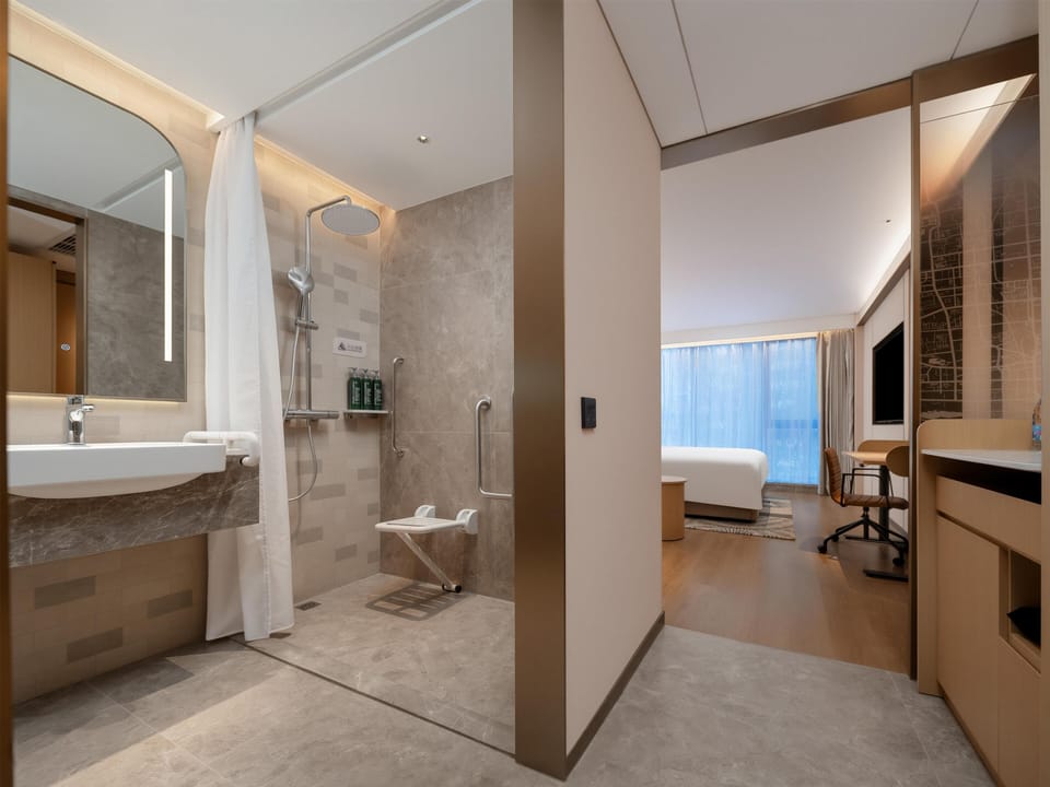 Room, 1 King Bed, Accessible | Bathroom
