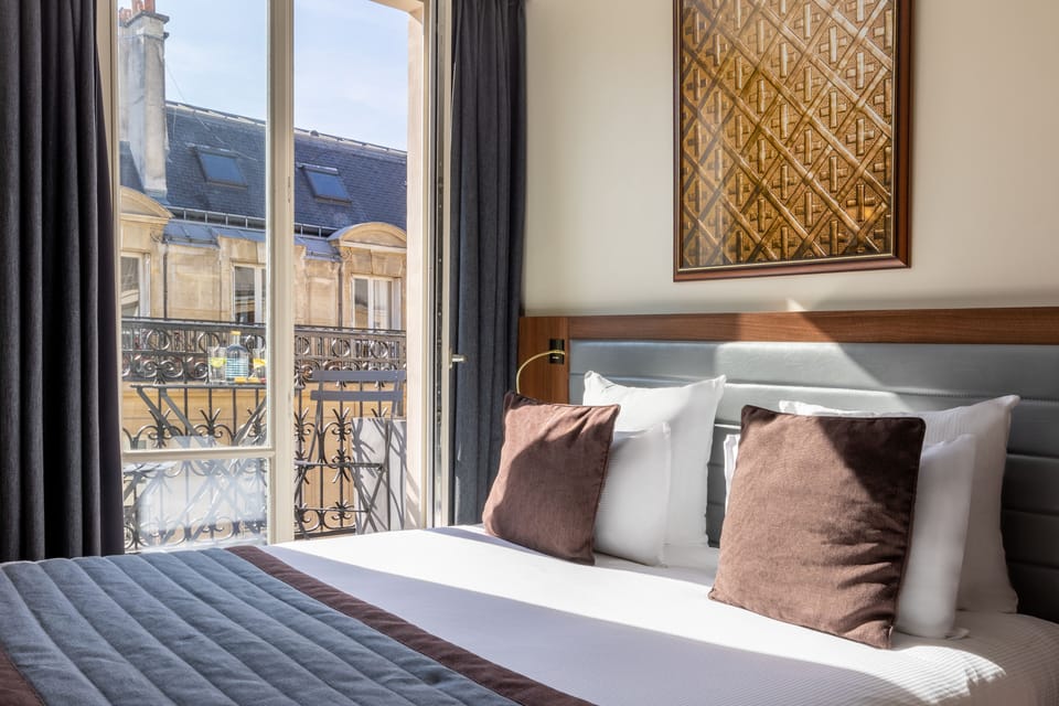 Standard Room, 1 Queen Bed, Non Smoking, Balcony | Premium bedding, minibar, in-room safe, desk