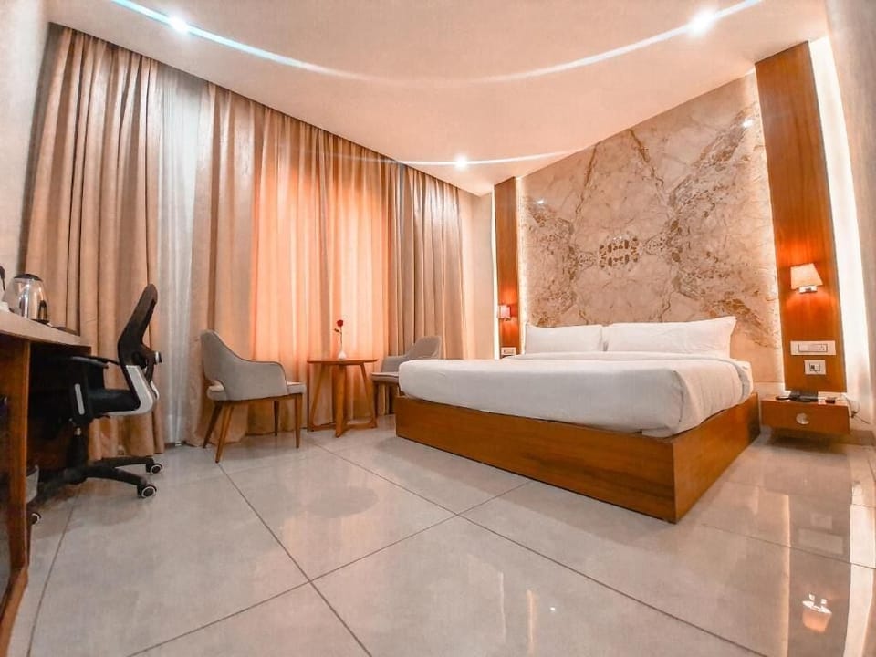 In-room safe, soundproofing, iron/ironing board, free WiFi