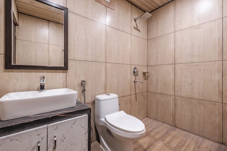 Royal Room, Valley View | Bathroom | Free toiletries, soap, shampoo