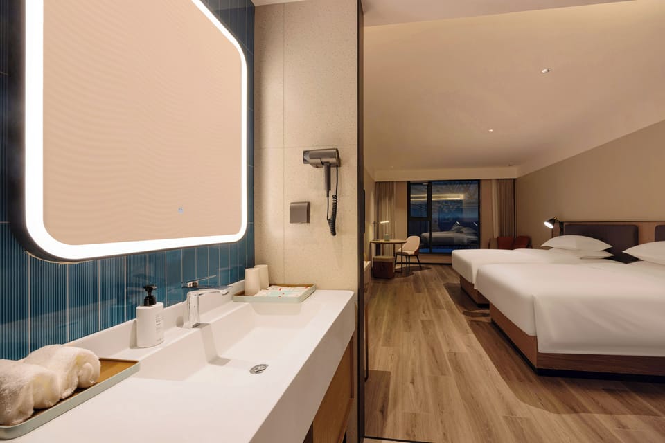 Business Smart Twin Room | Bathroom | Shower, free toiletries, hair dryer, towels