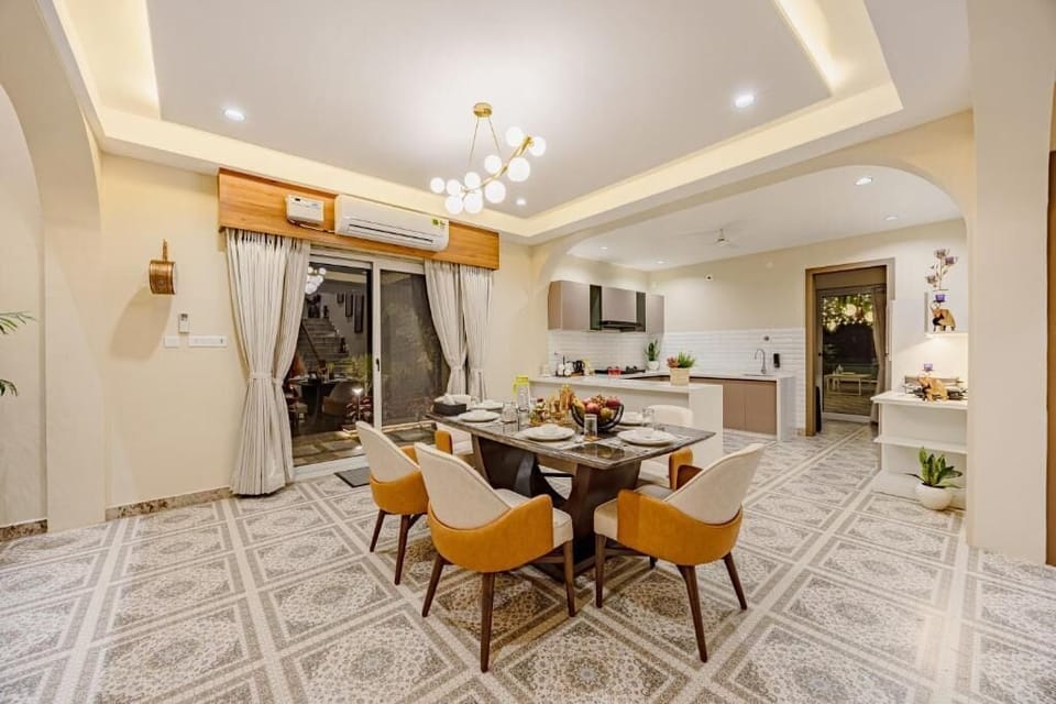 Deluxe Villa, Balcony, Garden View | Dining