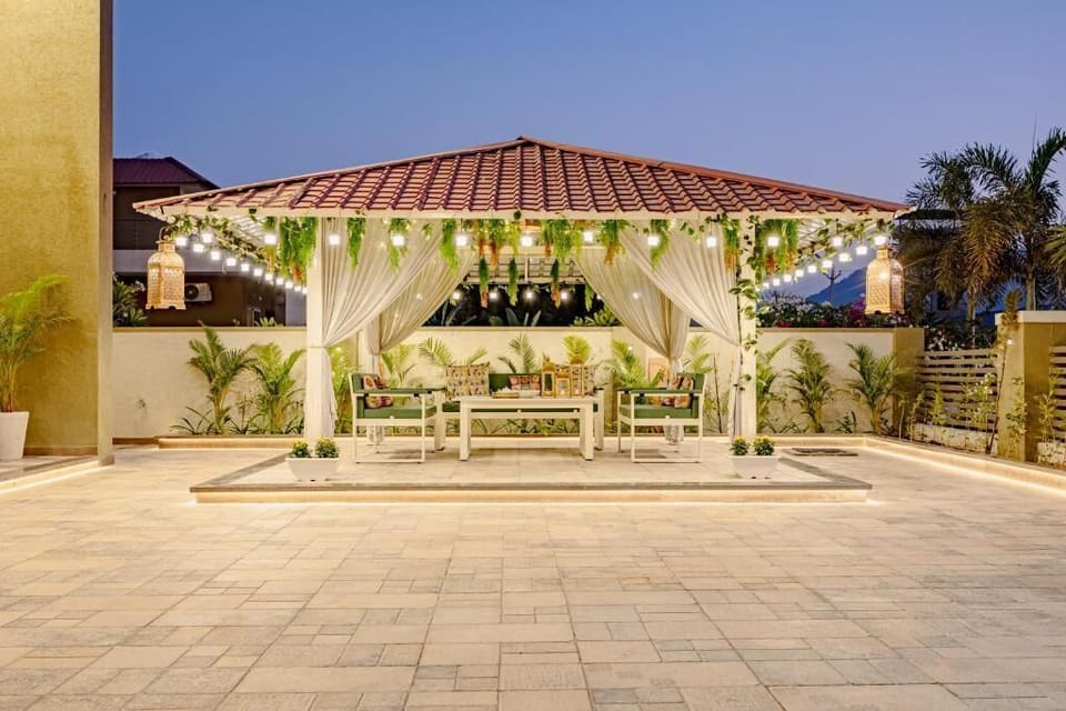 Deluxe Villa, Balcony, Garden View | Outdoor dining