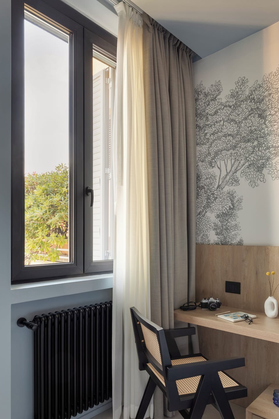 Minibar, desk, soundproofing, WiFi (free)