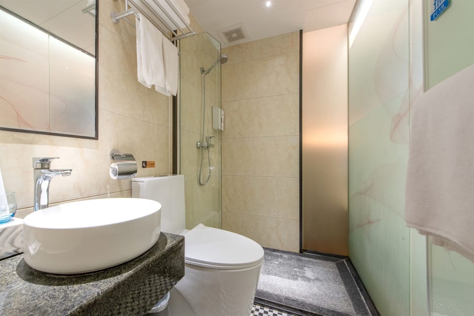 Economy Twin Room | Bathroom | Shower, free toiletries, hair dryer, towels