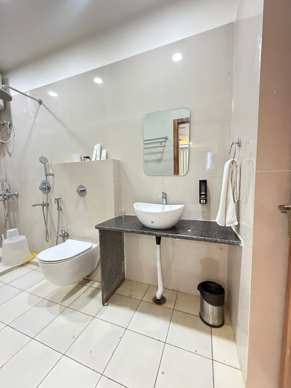 Superior Room | Bathroom | Shower, rainfall showerhead, free toiletries, bathrobes