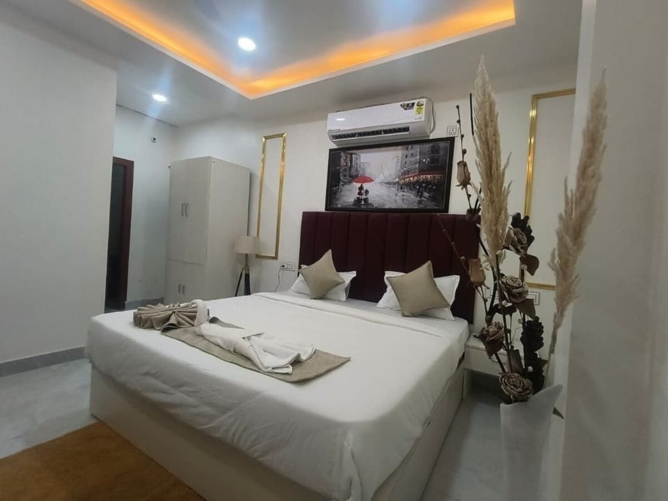 Premium Room | Premium bedding, memory foam beds, minibar, desk