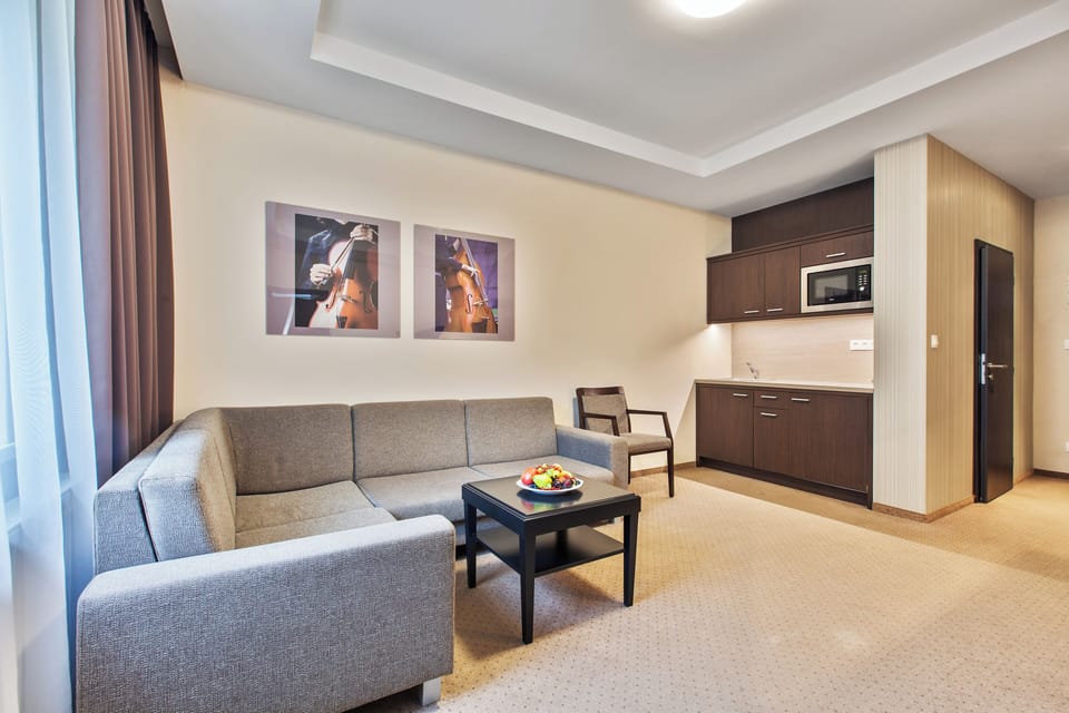 Classic Studio Suite | Desk, laptop workspace, free WiFi, bed sheets