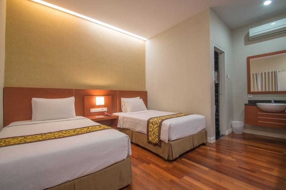 Superior Twin Room | Premium bedding, desk, blackout drapes, rollaway beds