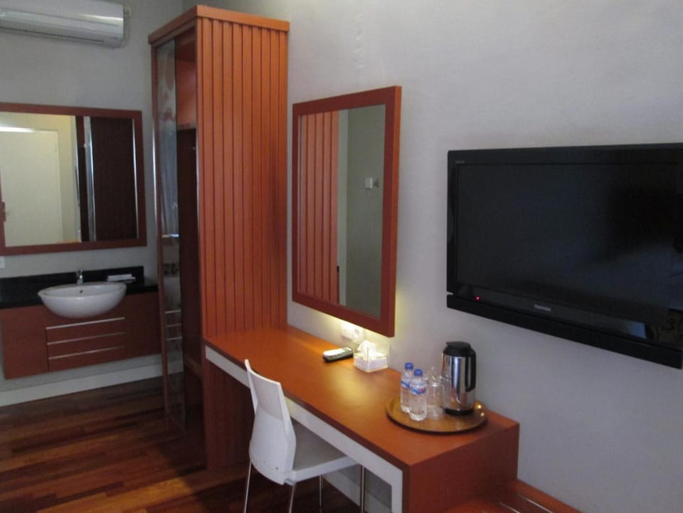 Premium bedding, desk, blackout drapes, rollaway beds