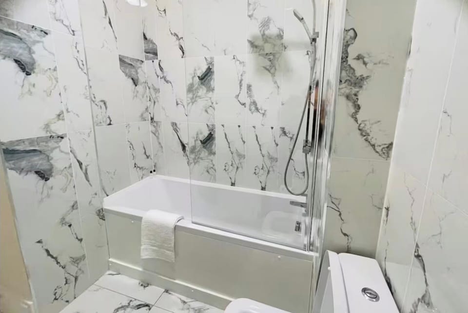 Combined shower/tub, deep soaking tub, hair dryer, towels