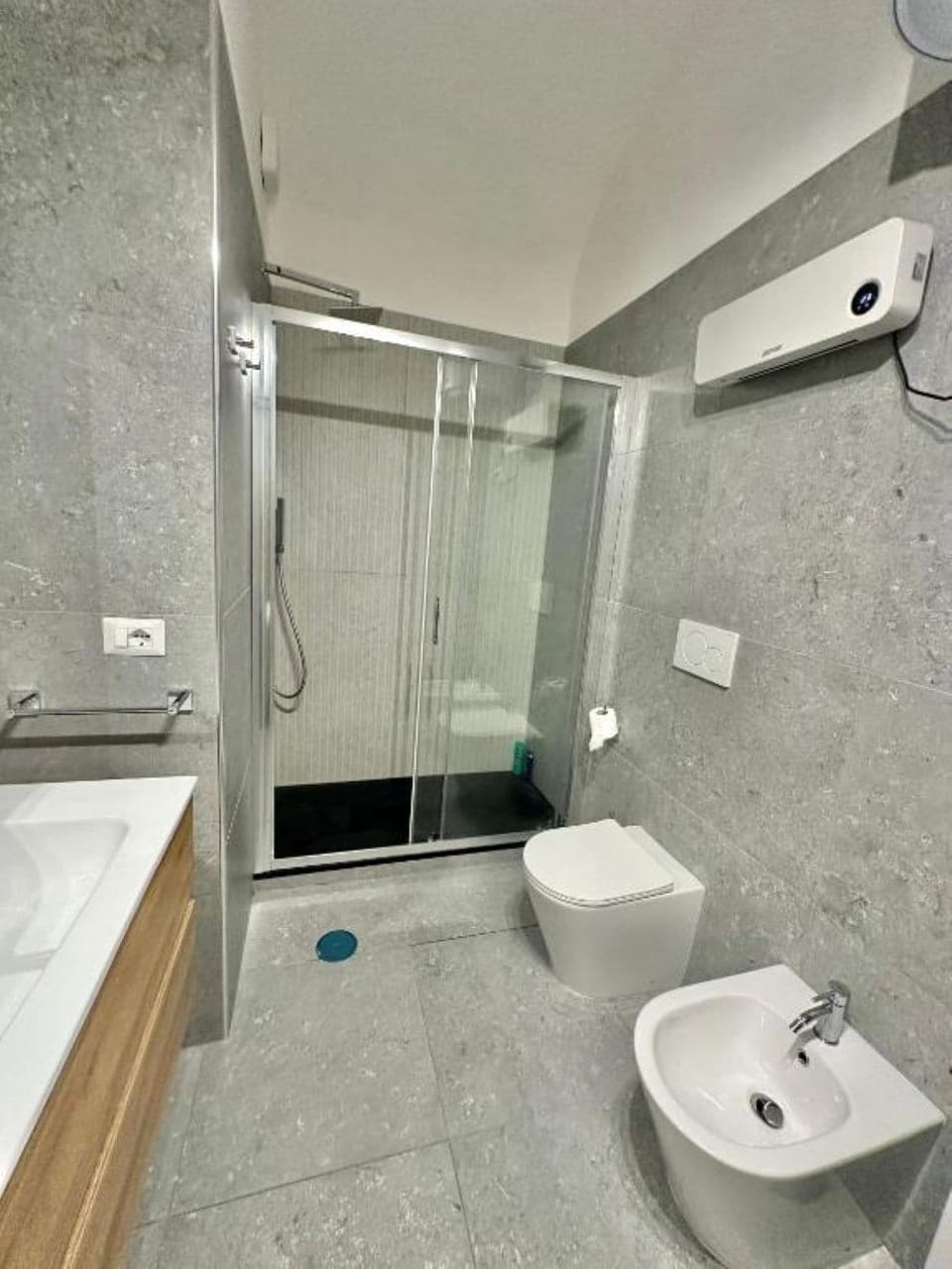 Double or Twin Room | Bathroom | Shower, hair dryer, bidet, towels