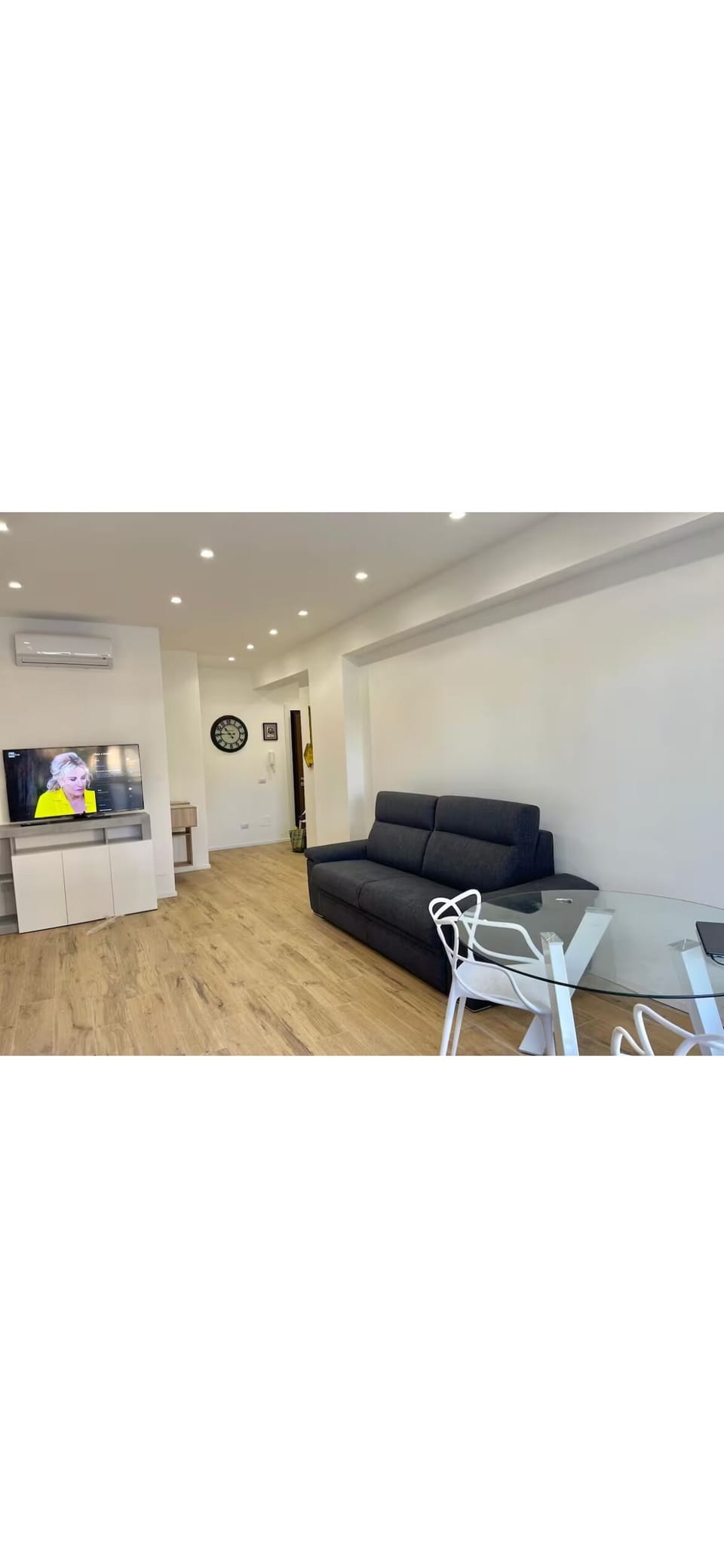 Deluxe Apartment | Living area | 48-inch flat-screen TV with satellite channels