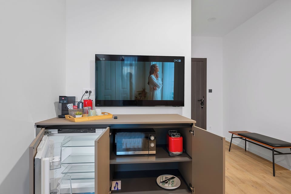 Deluxe Studio Suite | Living area | TV