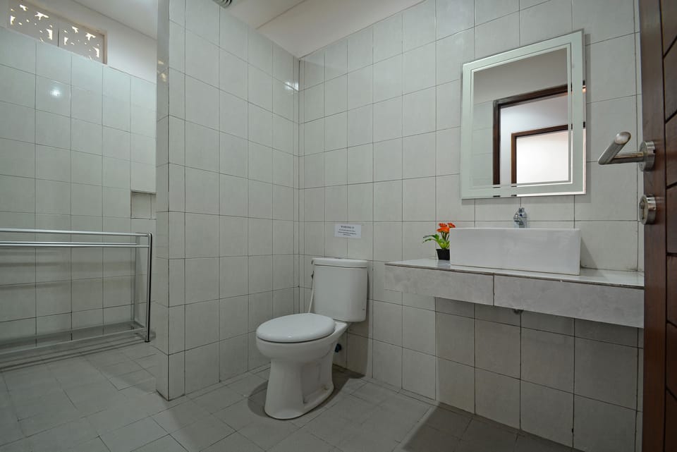 Standard Room | Bathroom | Shower, free toiletries, towels