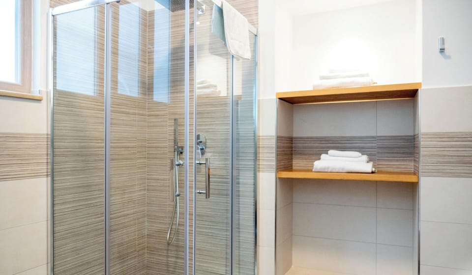 Superior Double Room | Bathroom | Shower, hair dryer, bidet, towels
