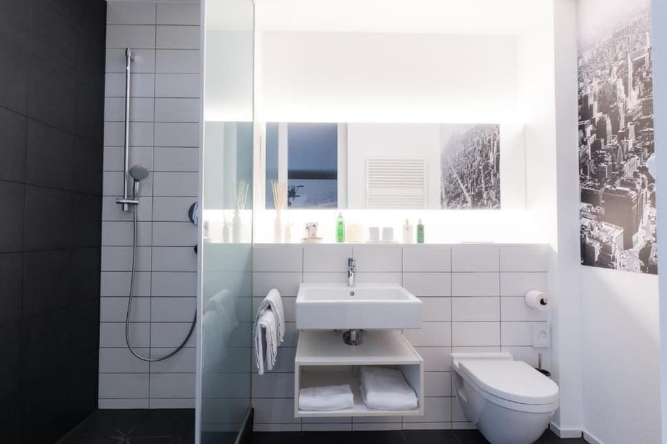 Superior Double Room, City View | Bathroom | Soap, shampoo, toilet paper