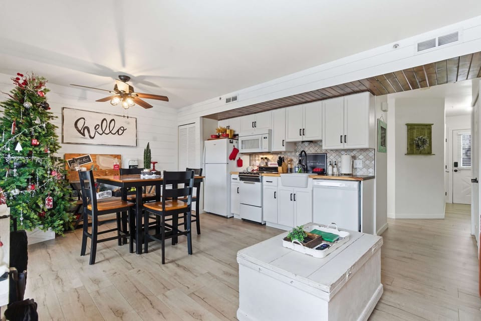 Condo, 1 King Bed with Sofa bed, Balcony (Ashley's Forgetaway) | Private kitchen