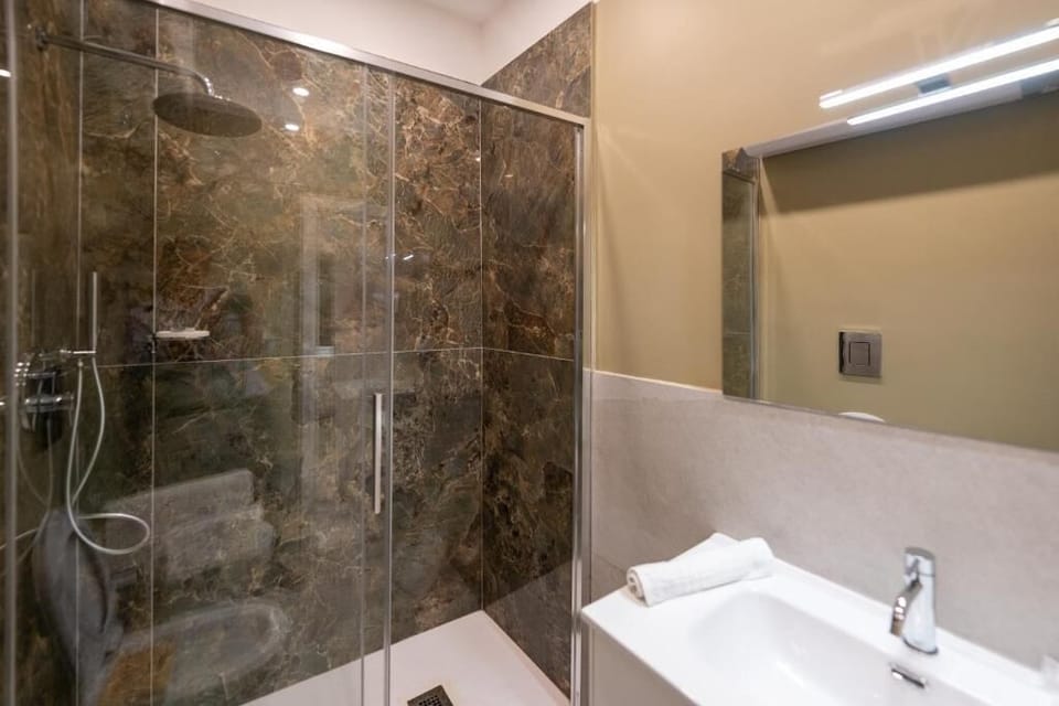 Deluxe Quadruple Room | Bathroom | Bidet