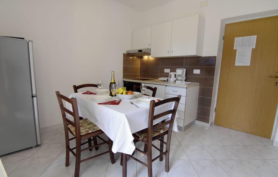 Apartment, 2 Bedrooms, Balcony, Garden View | Dining room