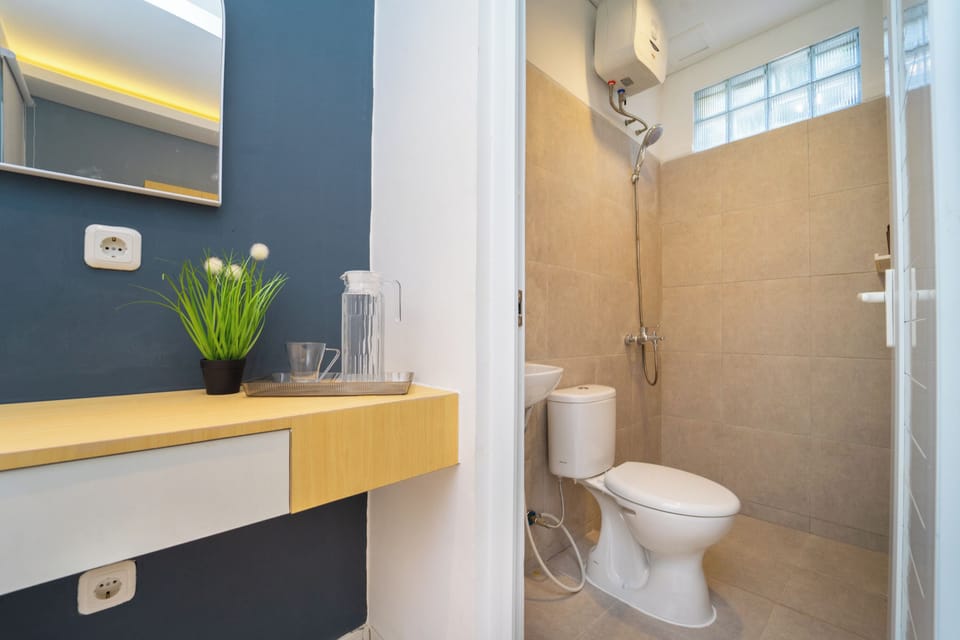 Executive Single Room | Bathroom | Shower, free toiletries, towels