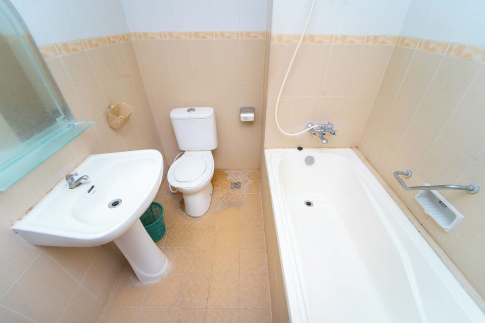 Standard Double Room | Bathroom | Shower, free toiletries, bidet, towels