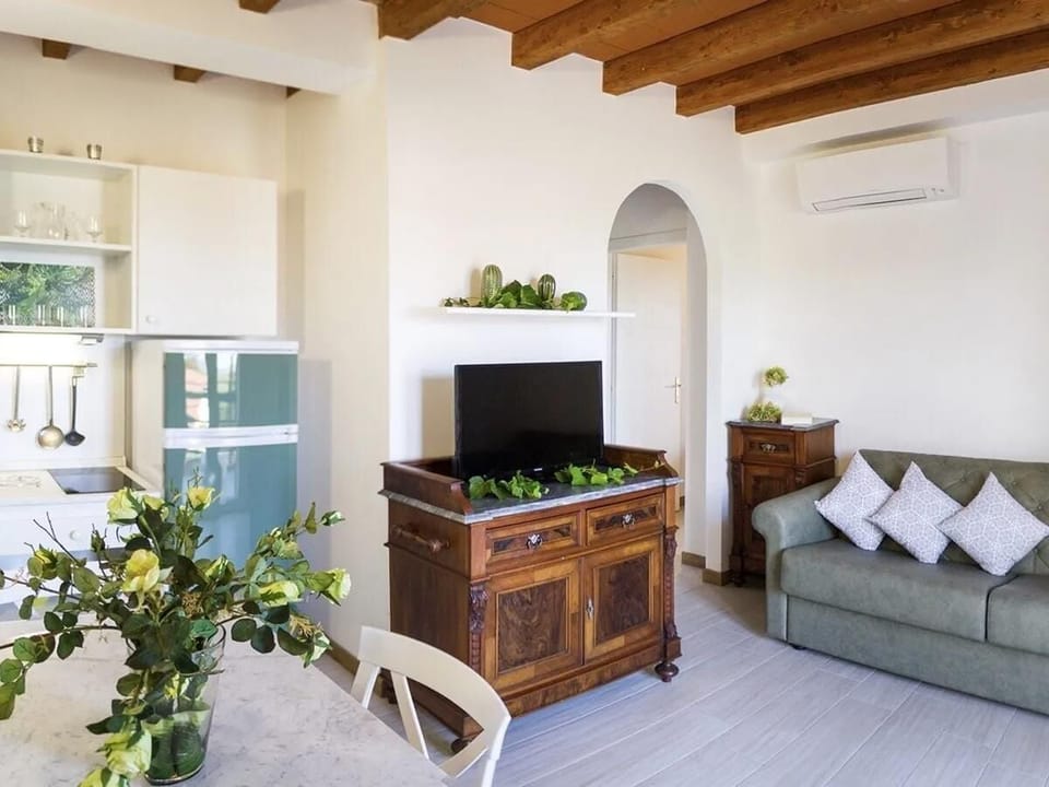 Comfort Suite, Patio, Garden View | Living room | 24-inch flat-screen TV with digital channels
