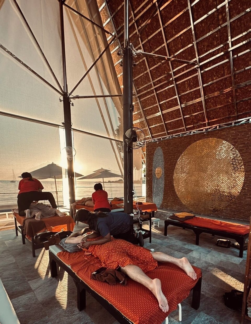 Beach massages, massages
