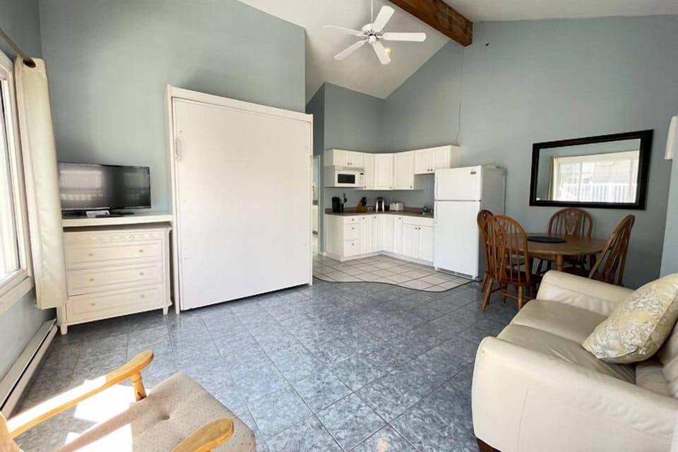 Suite | Living room | 32-inch TV with cable channels