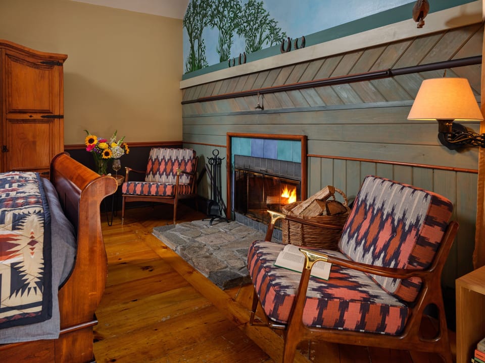 Queen Room with Jetted Tub and Fireplace (Not Pet Friendly) | Fireplace