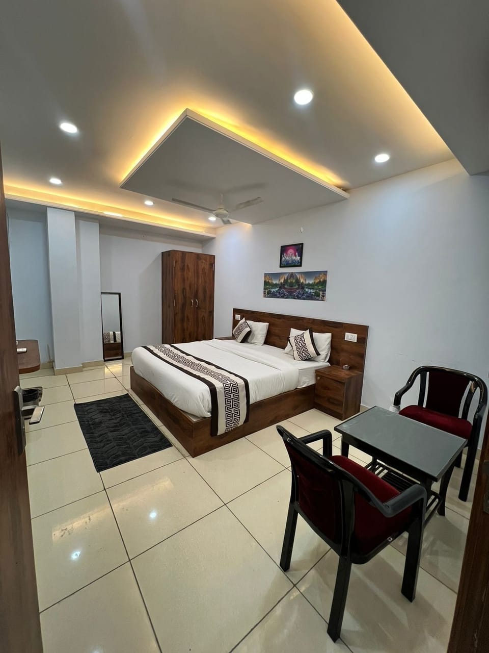 In-room safe, desk, free WiFi