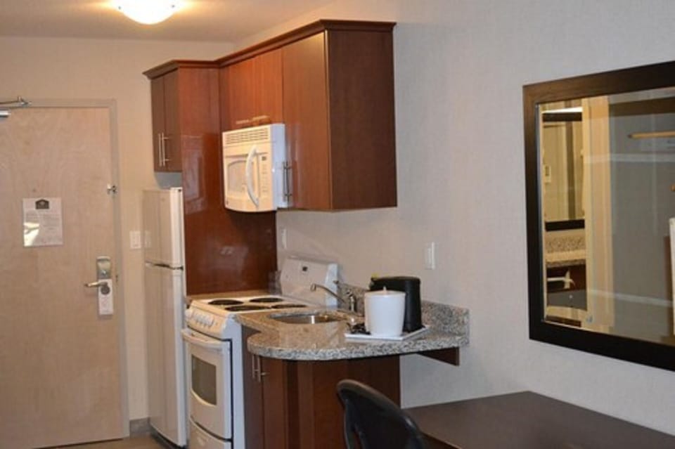 Deluxe Room, 2 Queen Beds, Kitchen | Private kitchen | Coffee/tea maker, microwave, cookware/dishes/utensils