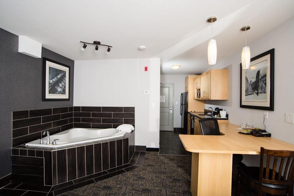 Deluxe Room, 1 King Bed, Jetted Tub | Desk, WiFi (free)