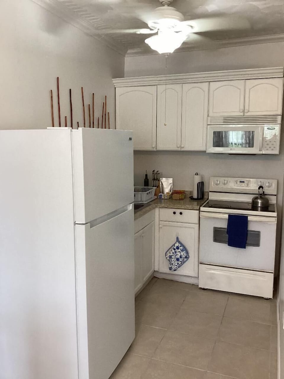 Comfort Condo, Balcony, Garden View | Private kitchen | Coffee/tea maker, full-size fridge, microwave, oven