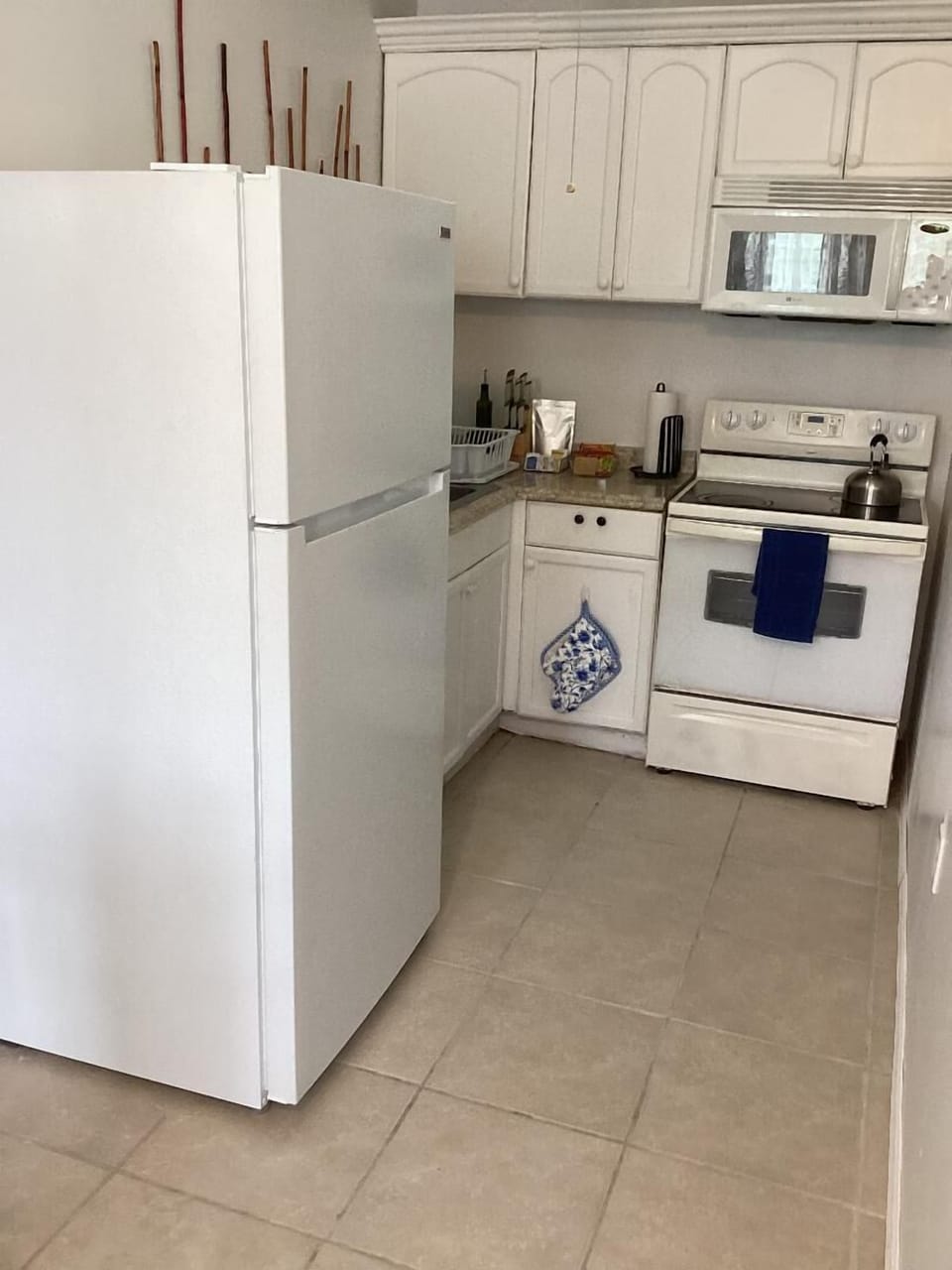 Comfort Condo, Balcony, Garden View | Private kitchen | Coffee/tea maker, full-size fridge, microwave, oven