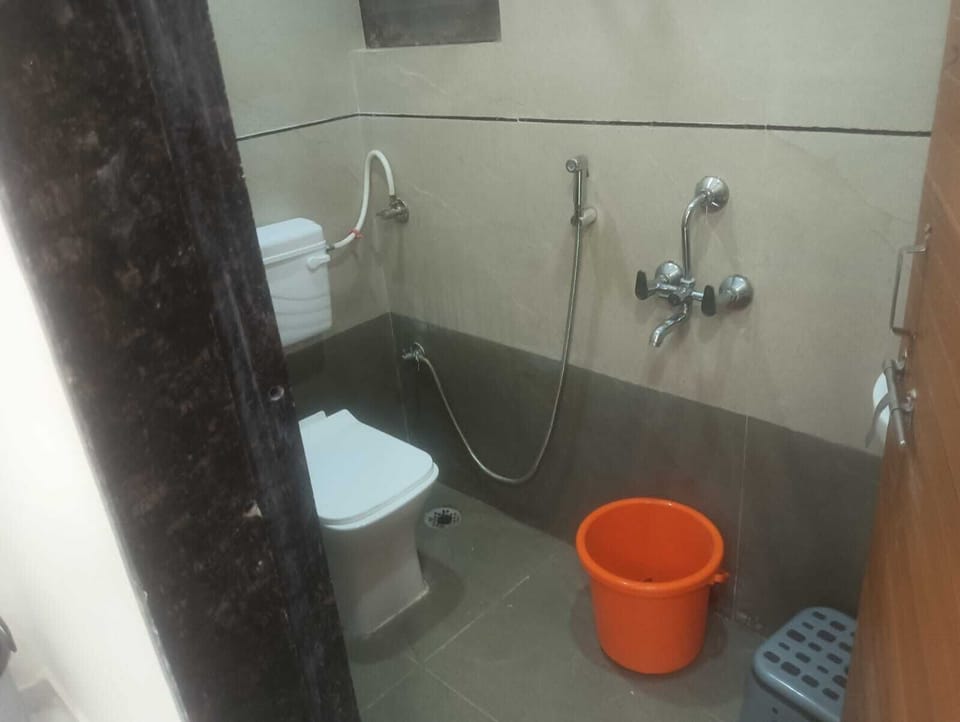 Family Room | Bathroom | Shower, free toiletries, towels, soap