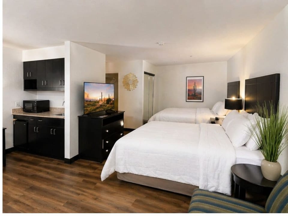 Premium Studio Suite, 2 Queen Beds | In-room dining