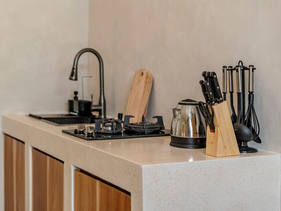 Deluxe Studio Suite | Private kitchen | Electric kettle