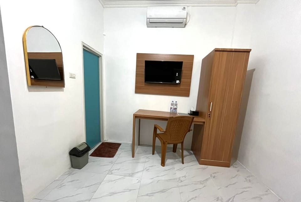 Deluxe Double Room | Desk, WiFi (free), bed sheets