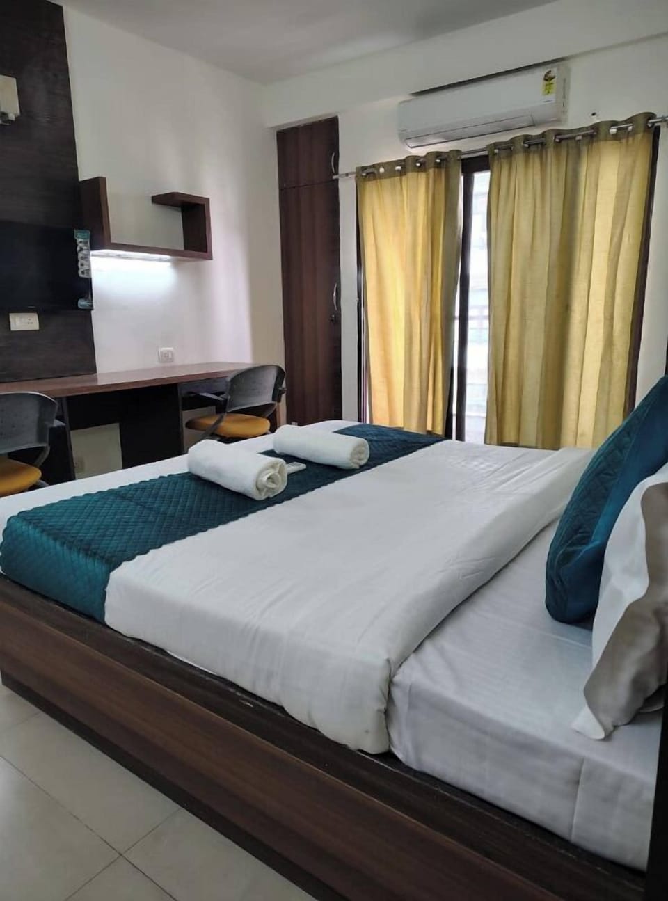 Deluxe Double Room | Desk, laptop workspace, iron/ironing board, free WiFi