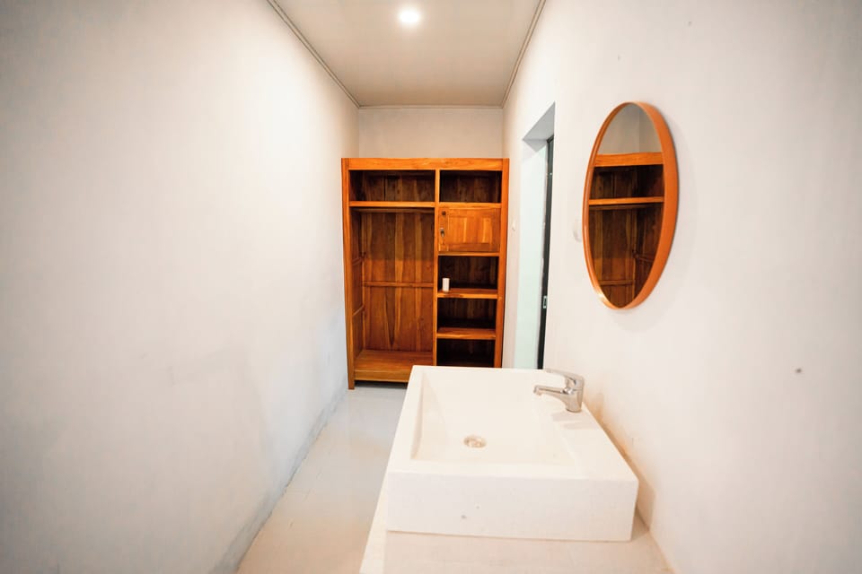 Deluxe Room | Bathroom | Shower, rainfall showerhead, hair dryer, towels