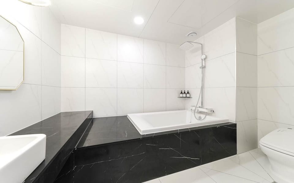 Suite Room | Bathroom | Free toiletries, hair dryer, bathrobes, slippers