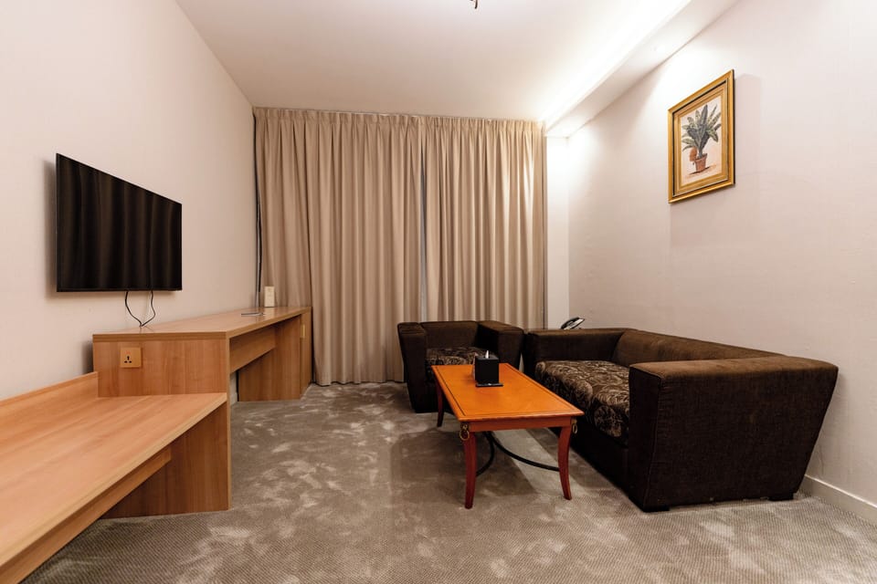 Grand King | Premium bedding, pillowtop beds, minibar, in-room safe