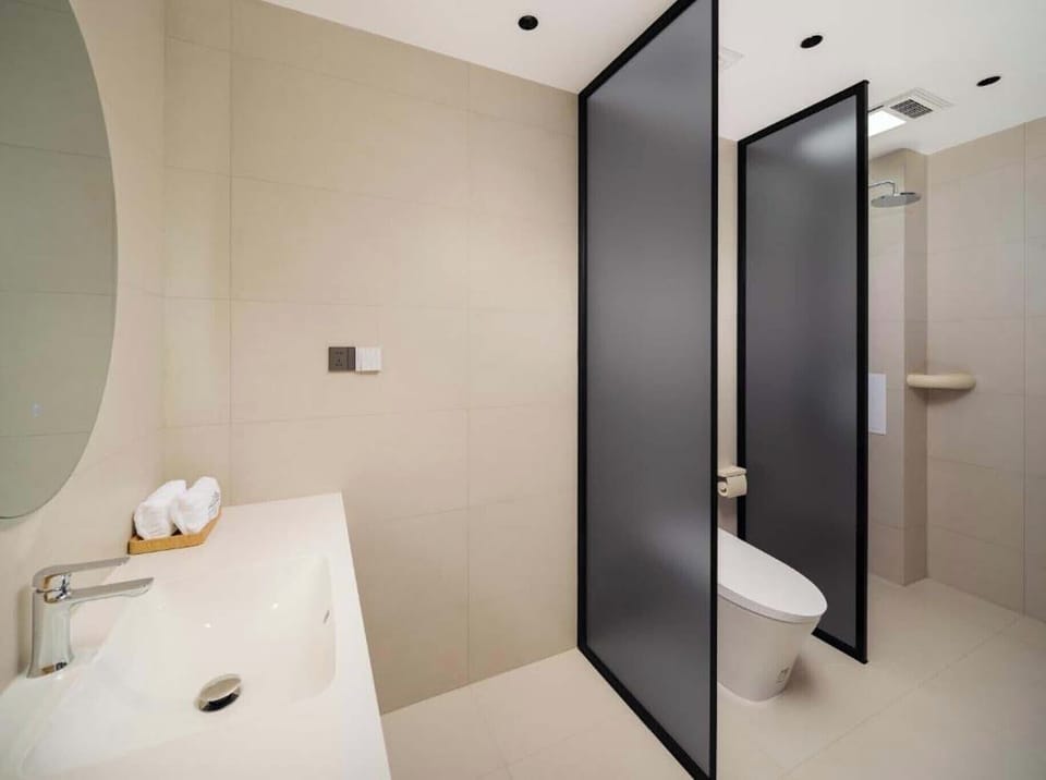 Senior Twin Room | Bathroom | Free toiletries, hair dryer, slippers, towels