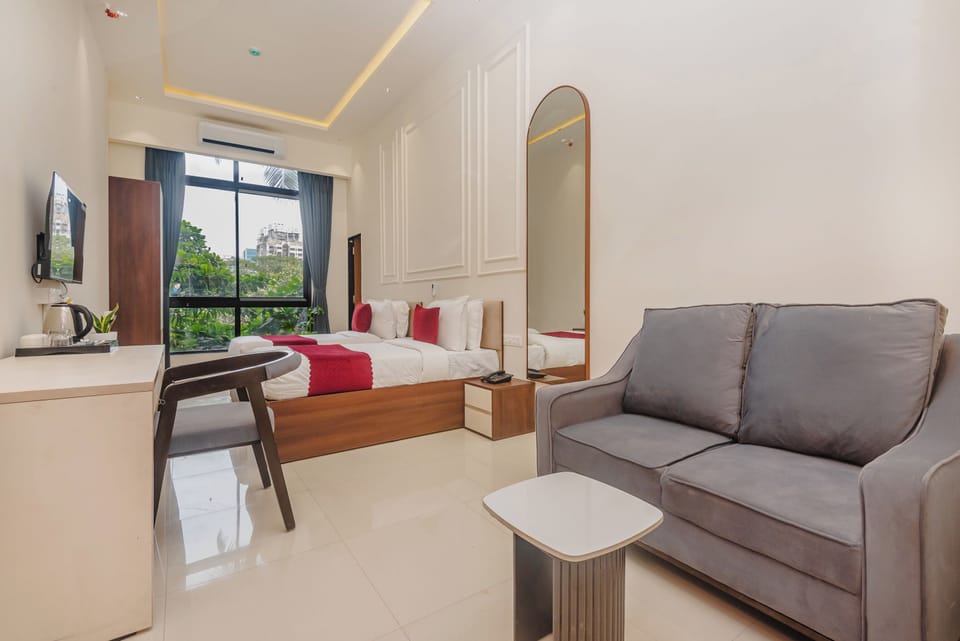 Suit Room | Desk, laptop workspace, soundproofing, free WiFi