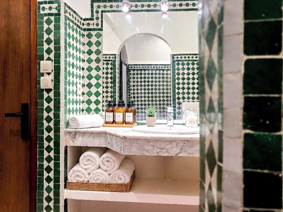 Comfort Apartment | Bathroom | Shower, towels, soap, shampoo