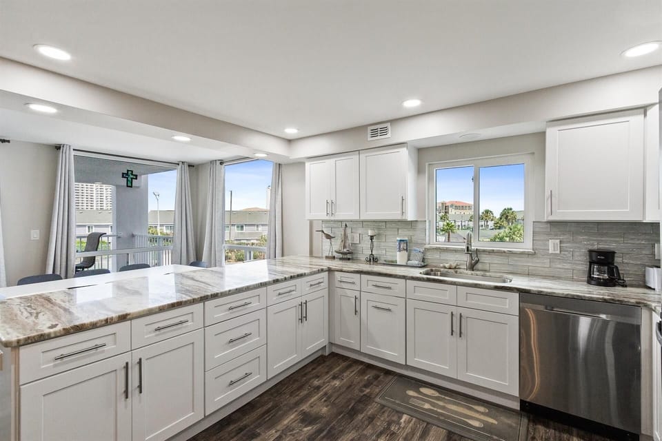 Condo, 3 Bedrooms | Private kitchen | Fridge, oven, coffee/tea maker, toaster