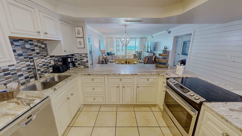 Condo, 2 Bedrooms | Private kitchen | Fridge, oven, coffee/tea maker, toaster
